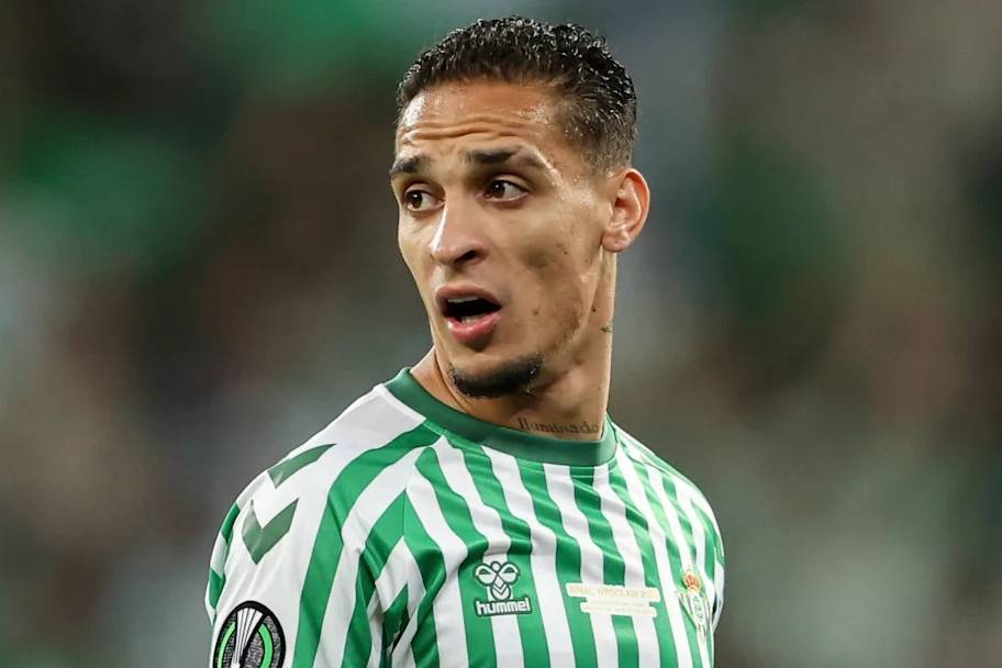 安东尼留守西甲受阻，高额转会费成为障碍，法布雷加斯抛出橄榄枝